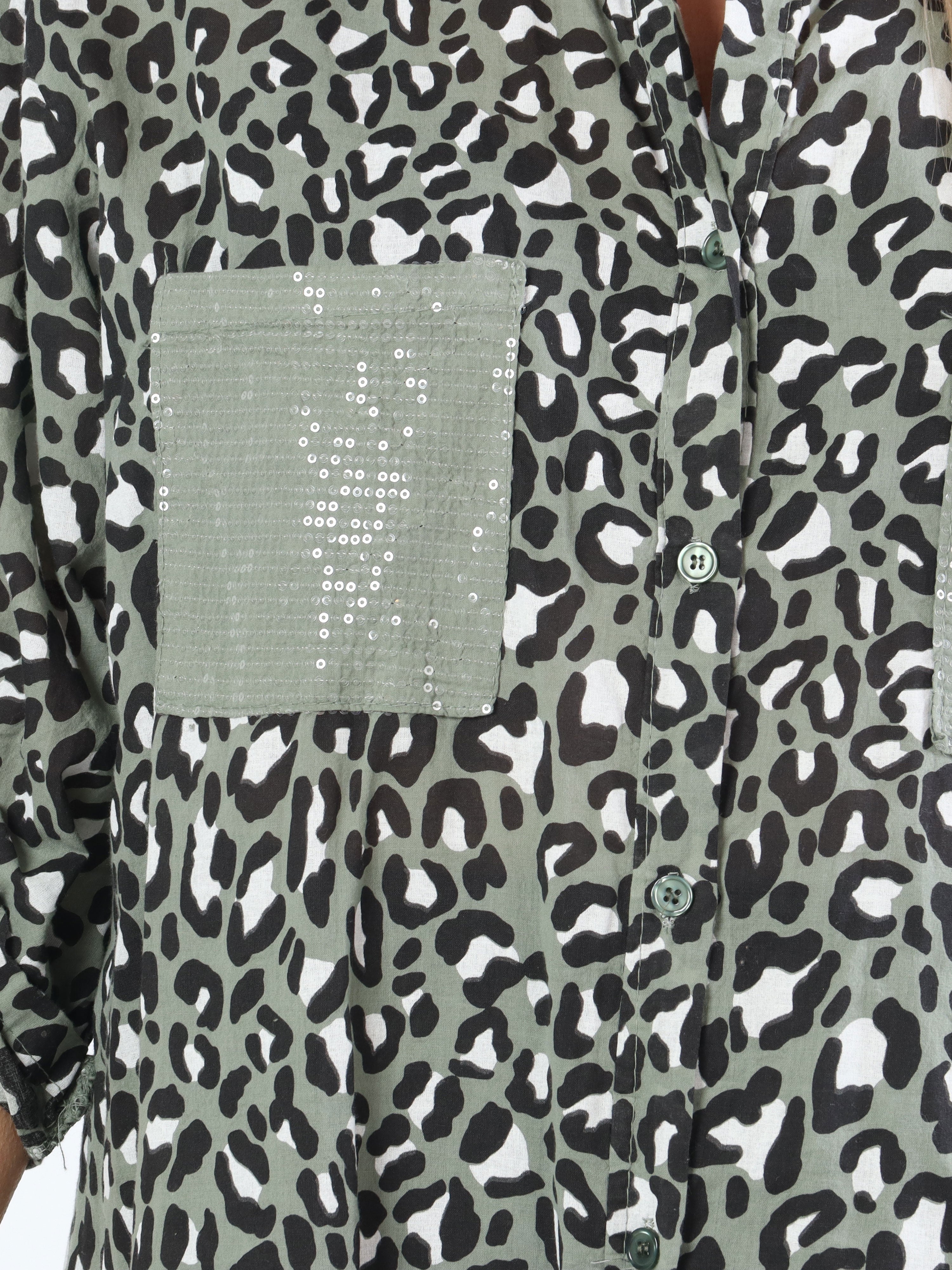 Pina - Plus size leopard skjorte med pailletlommer